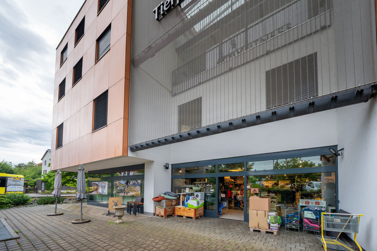 637m² shop