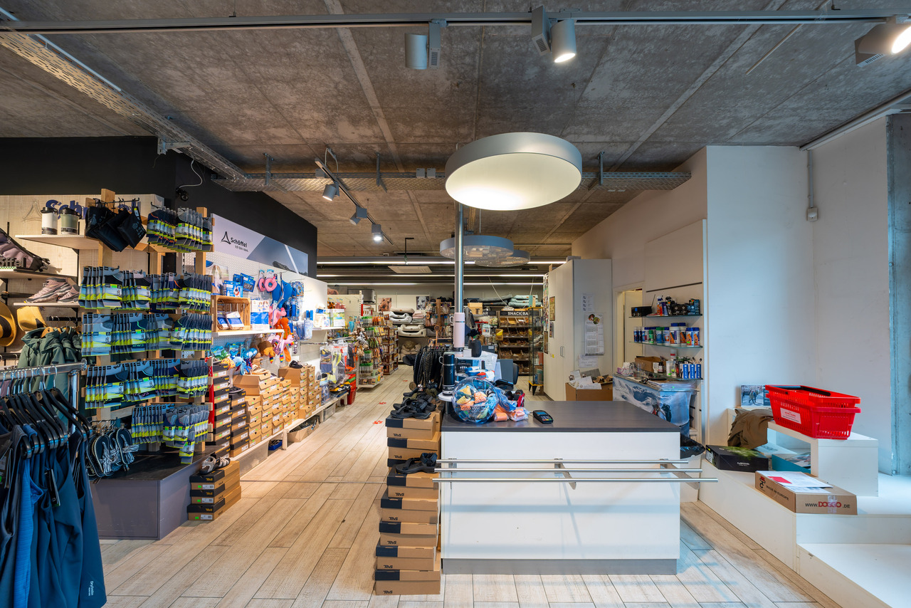 637m² shop