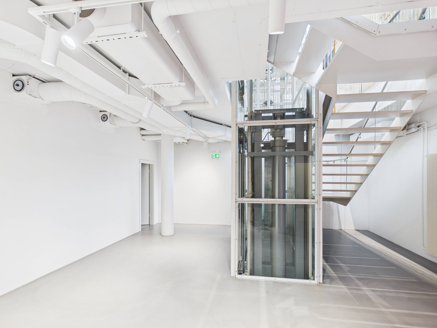 333m² shop