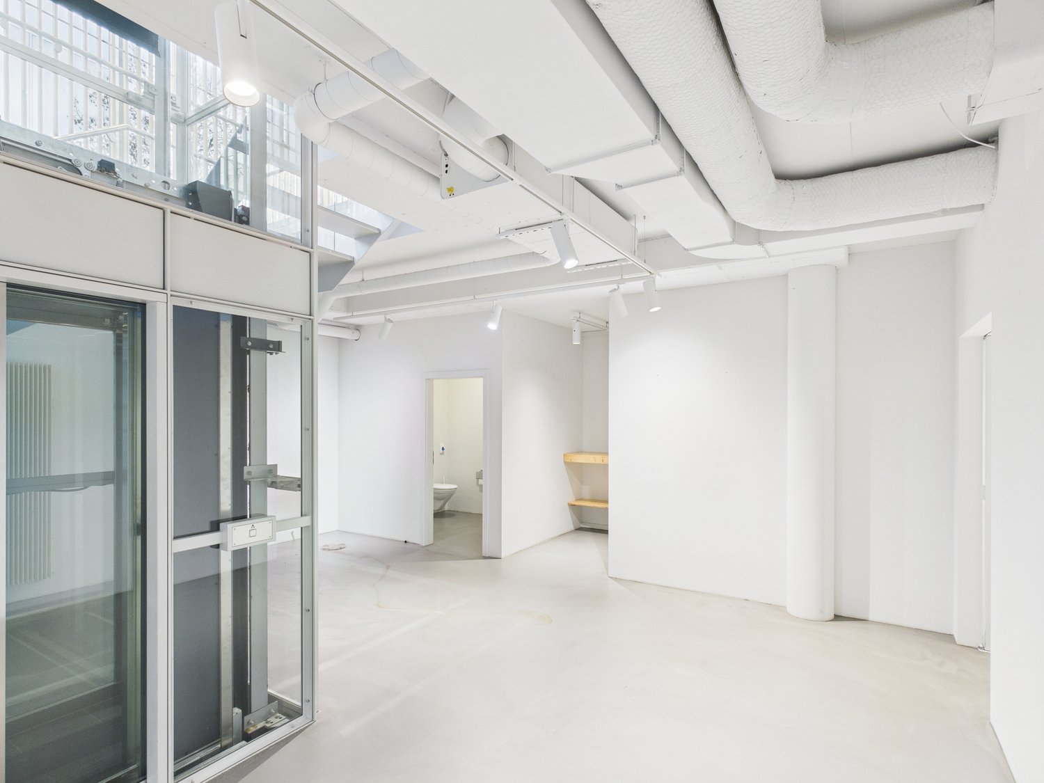 333m² shop