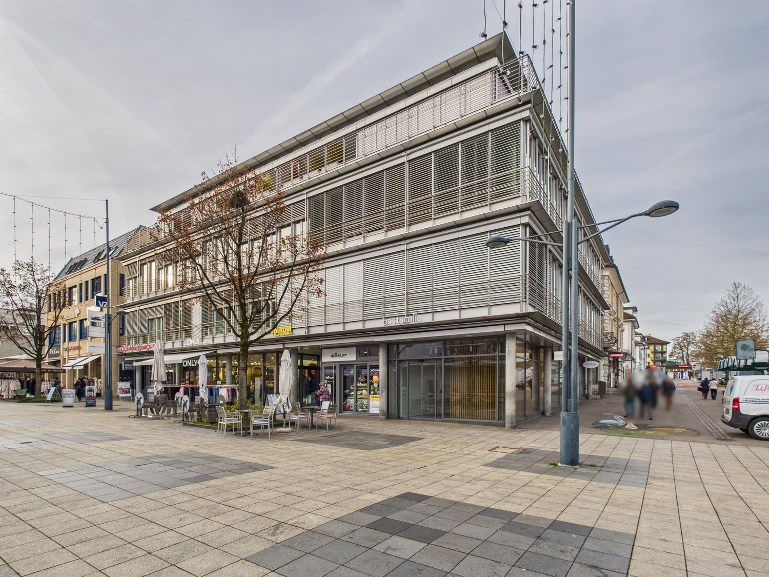 333m² shop