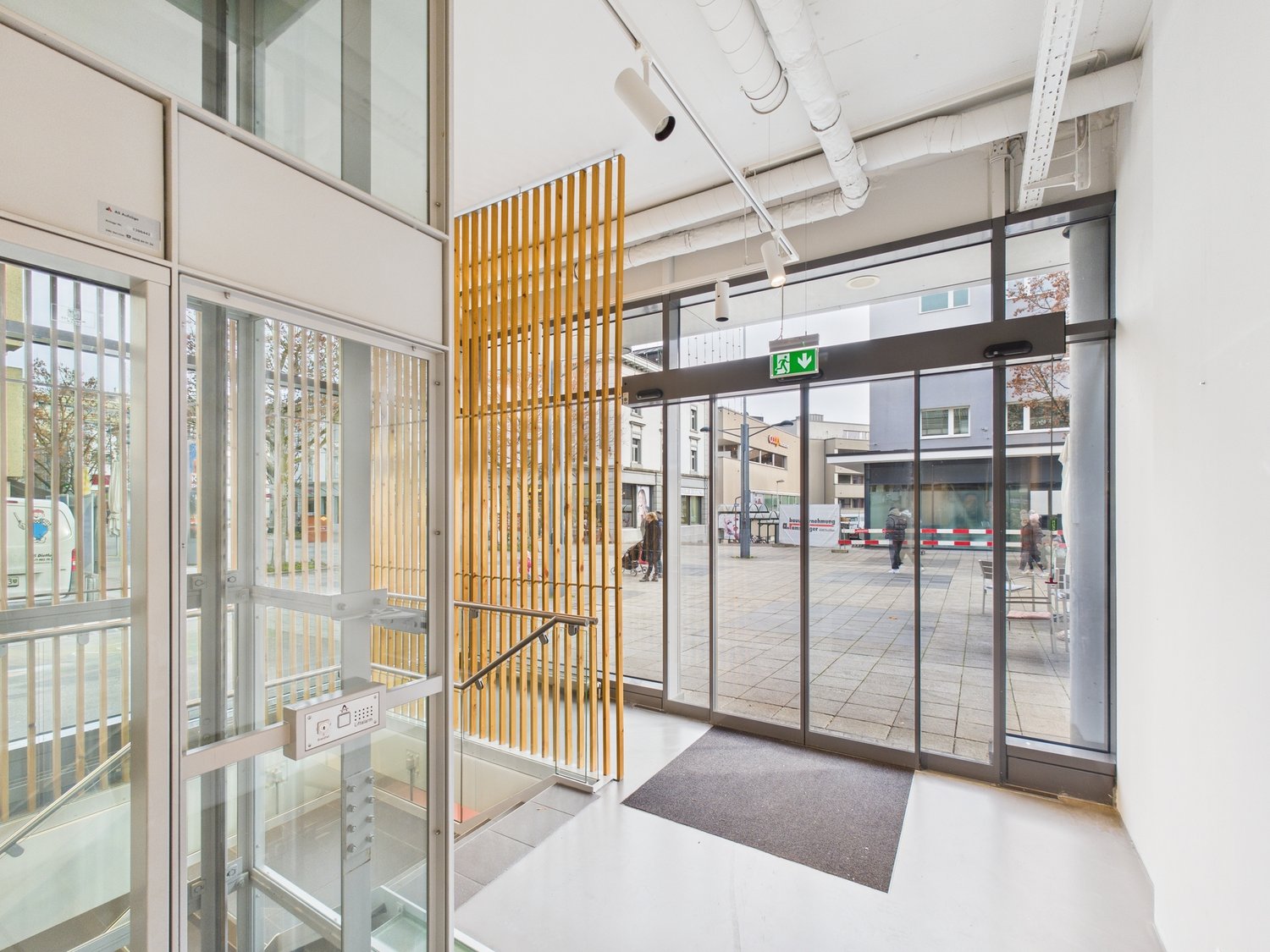 333m² shop