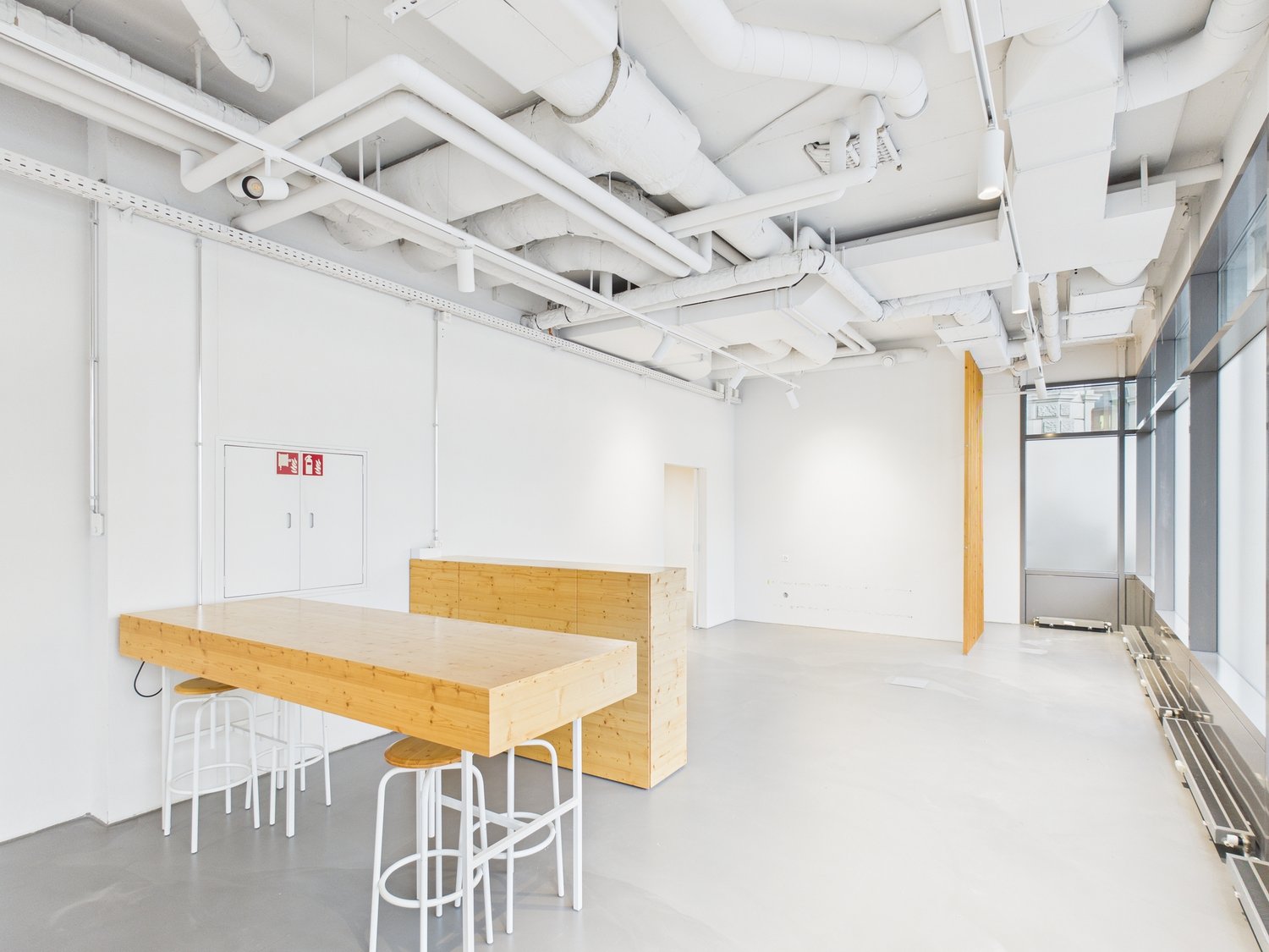 333m² shop