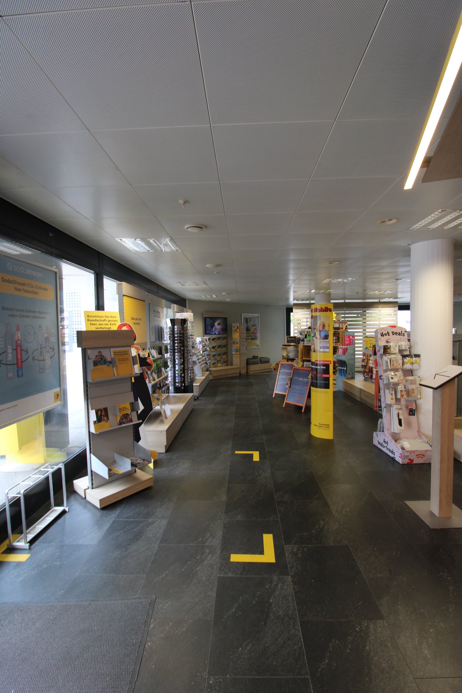 253m² shop