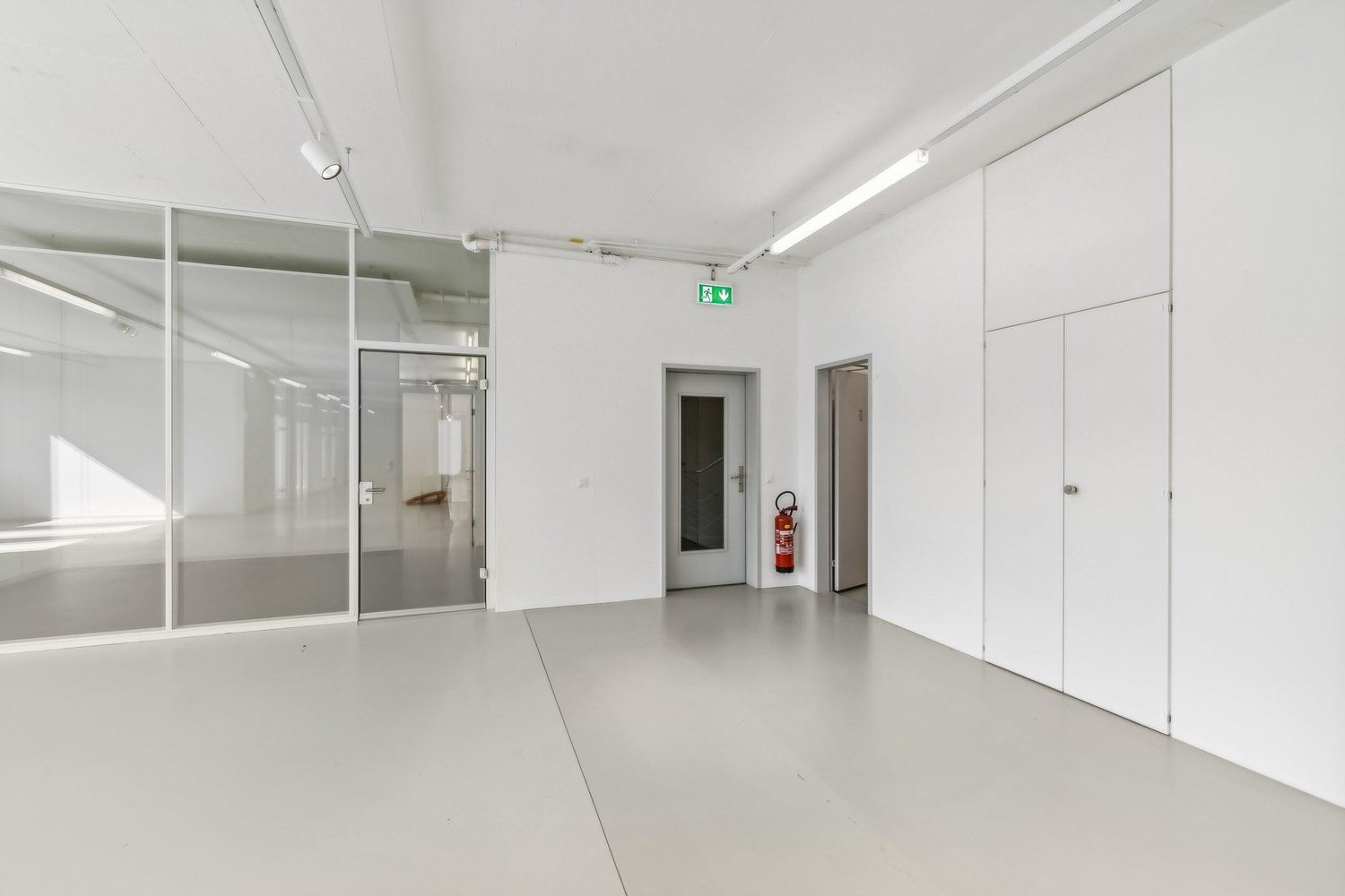 335m² office