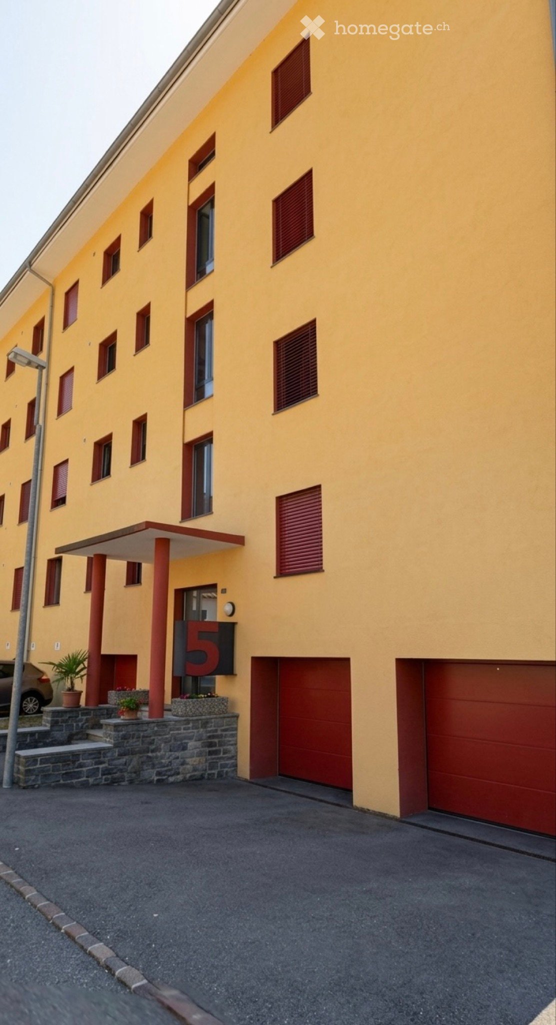 Appartement de 4 pièces
Nous cherchons un repreneur pour un appartement de 4.5 pièces au 1er étage à Solduno. Il y a 3 chambres à coucher, une salle de bain avec baignoire et la cuisine ouverte avec salon. Avec balcon.
Il se trouve à quelques pas de l'arrêt de bus Solduno Stazione, près d'une phar