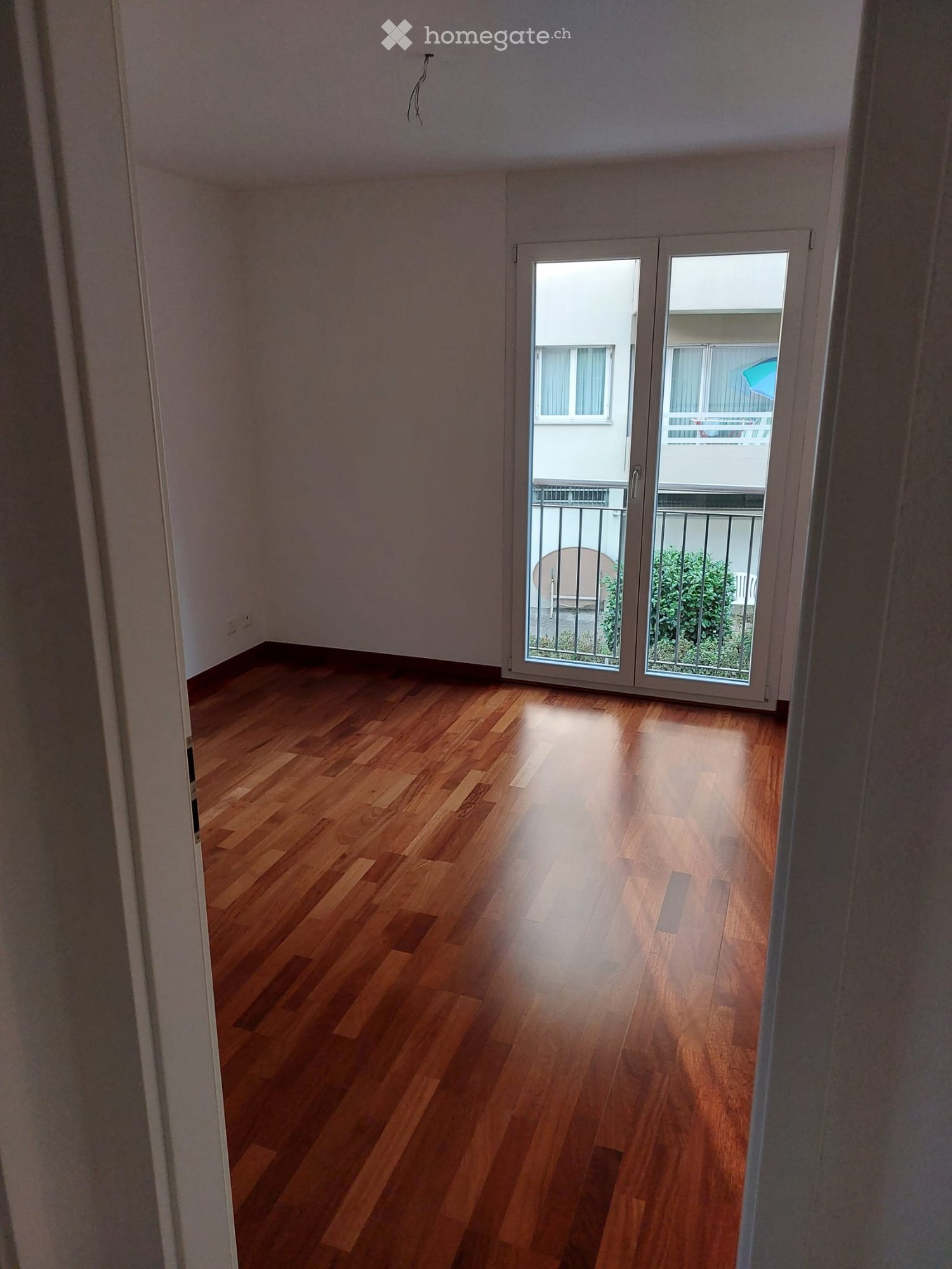 3.5-Zimmer-Wohnung, in der Nähe des Bahnhofs und der Postauto-Haltestelle gelegen.
Befindet sich in einem Gebäude mit 6 Wohnungen, bestehend aus zwei Zimmern, zwei Bädern, Küche mit Insel, grosser Terrasse und einem geräumigen Keller, Waschküche zur Mitbenutzung.
Im Preis enthalten ist eine Nebenkos