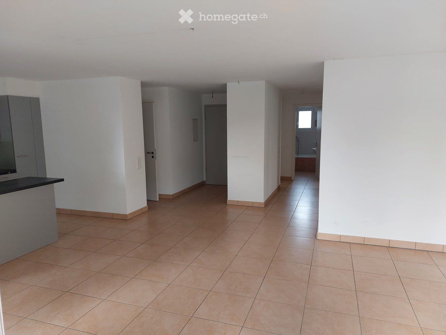 3.5-Zimmer-Wohnung, in der Nähe des Bahnhofs und der Postauto-Haltestelle gelegen.
Befindet sich in einem Gebäude mit 6 Wohnungen, bestehend aus zwei Zimmern, zwei Bädern, Küche mit Insel, grosser Terrasse und einem geräumigen Keller, Waschküche zur Mitbenutzung.
Im Preis enthalten ist eine Nebenkos