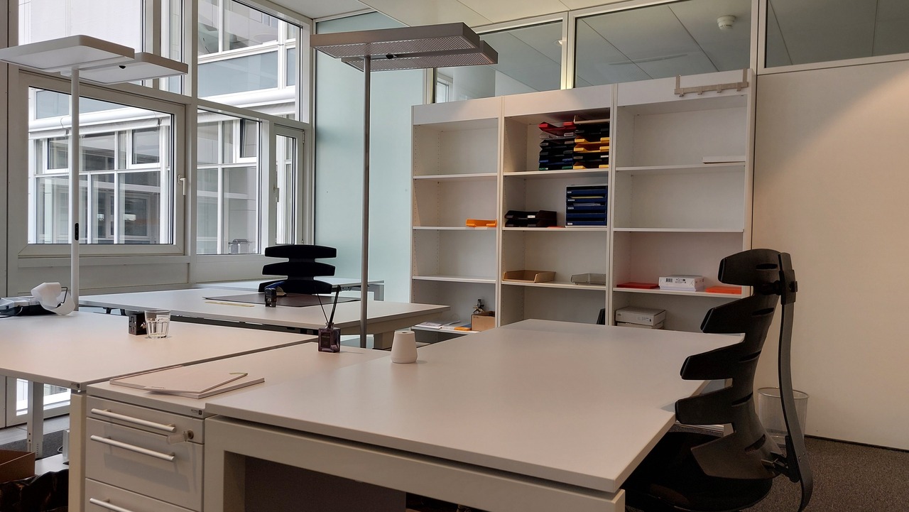 195m² office