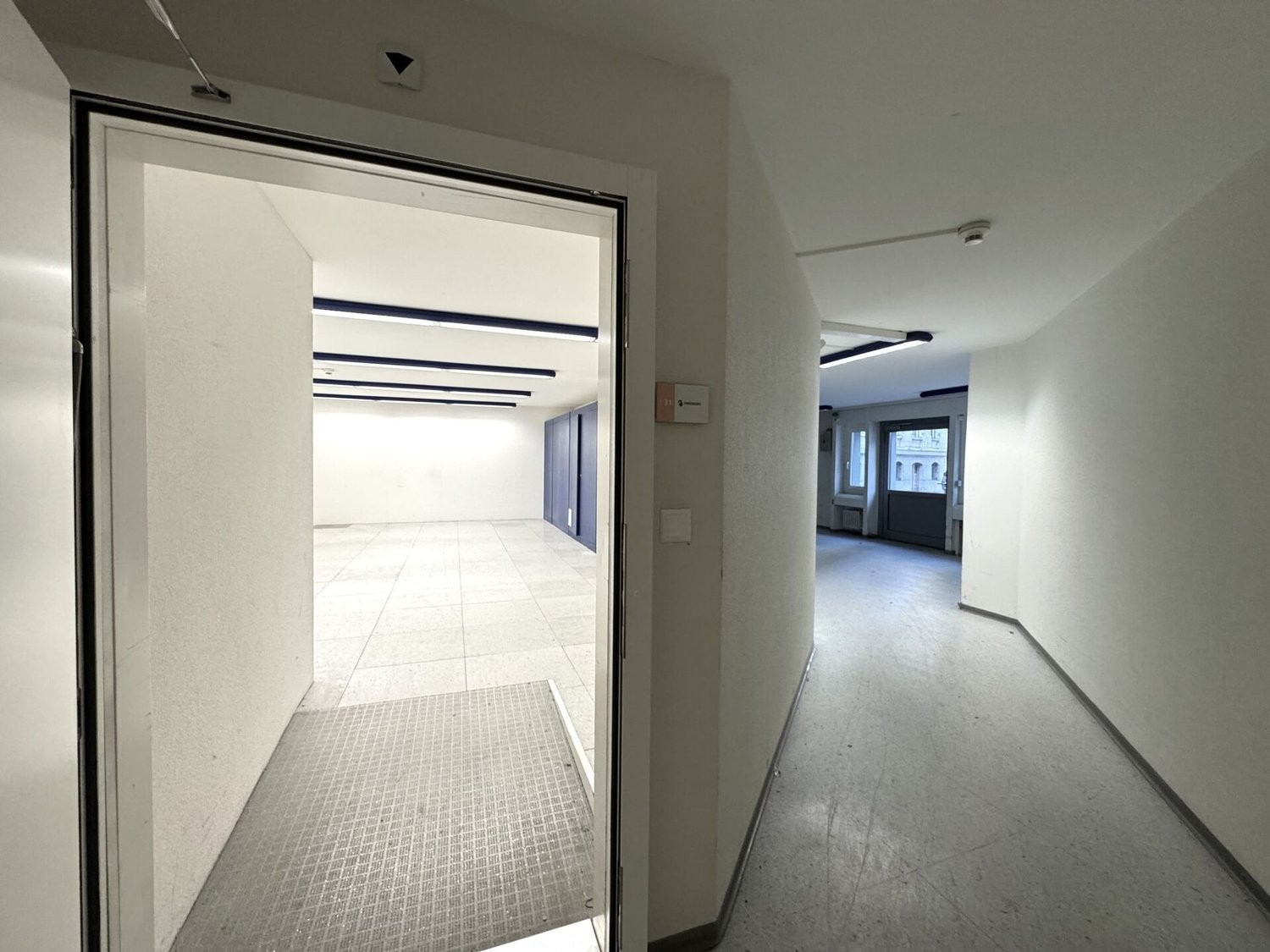 97m² commercial