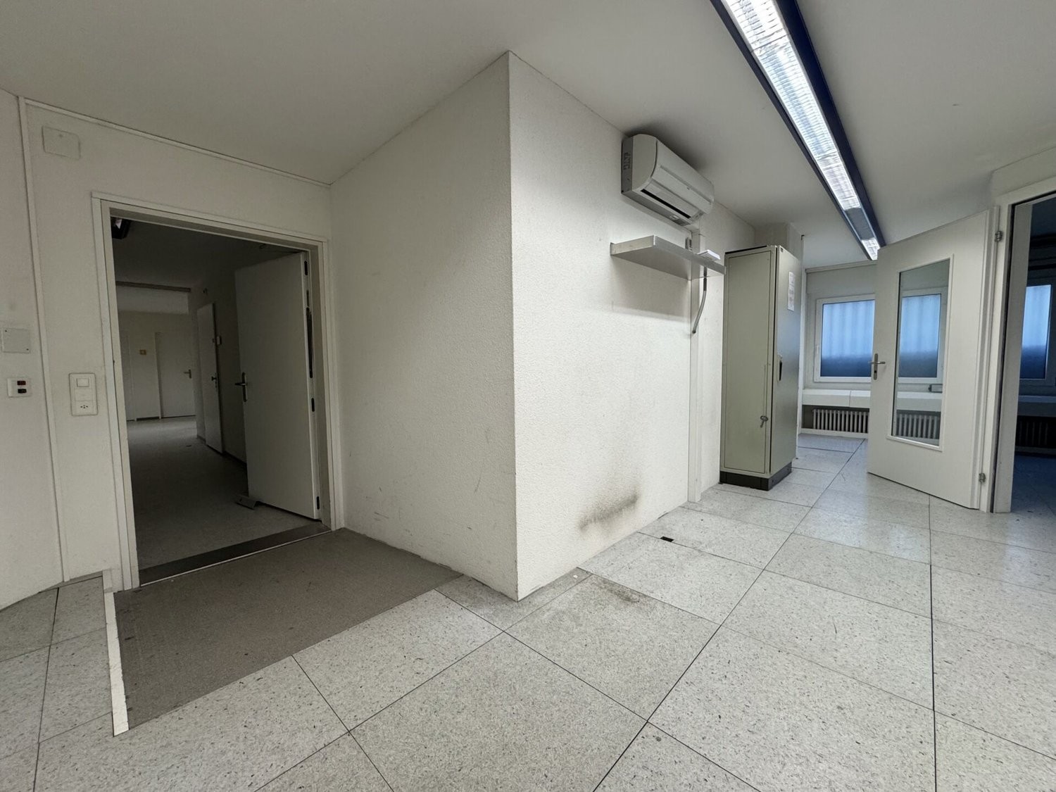 97m² commercial