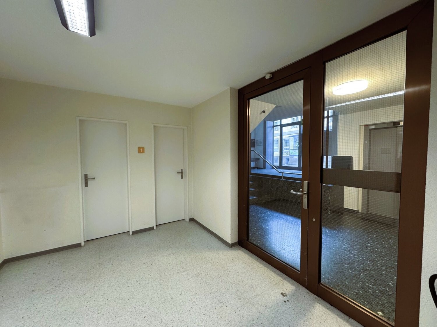 97m² commercial
