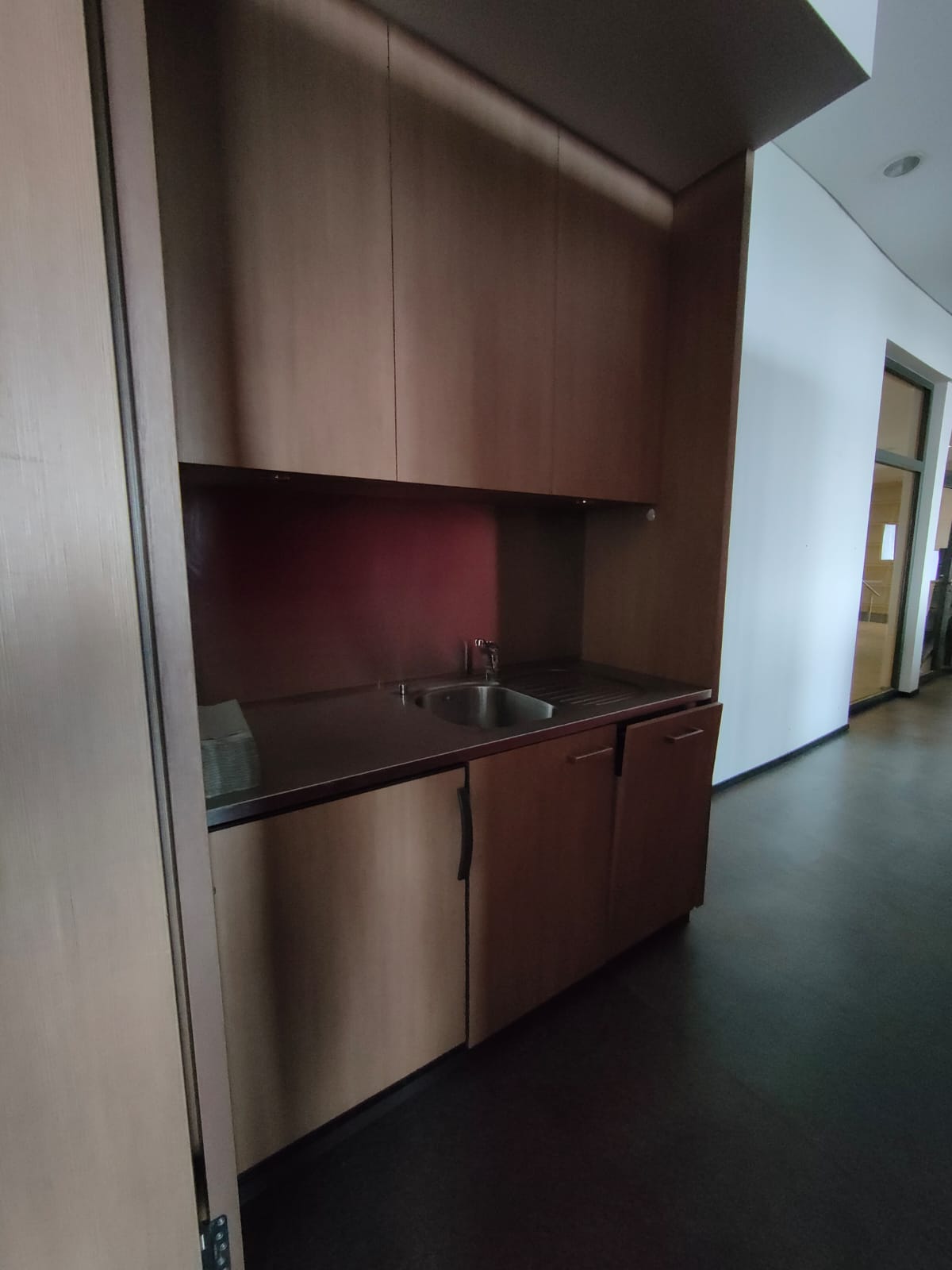 80m² office