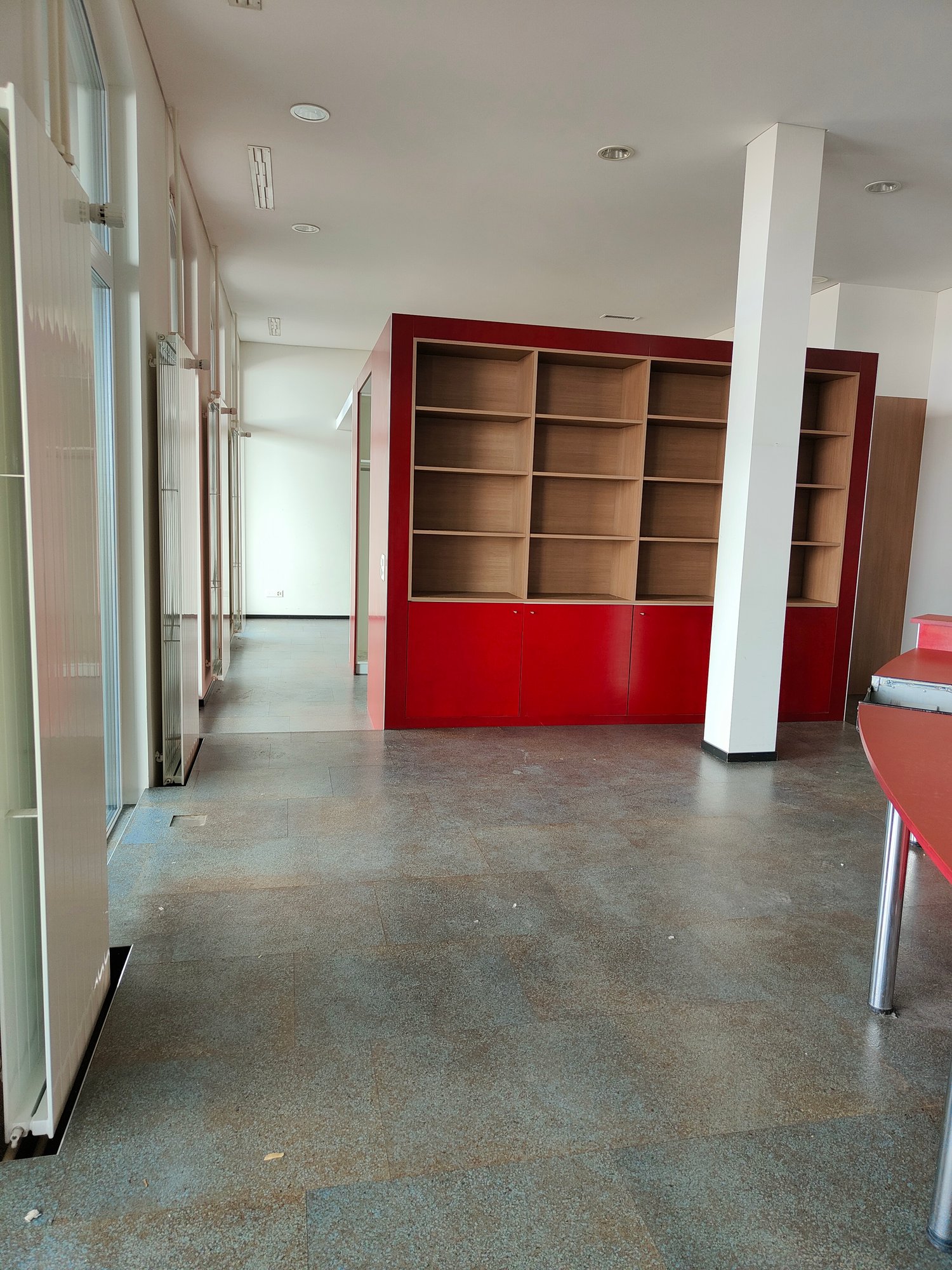 80m² office