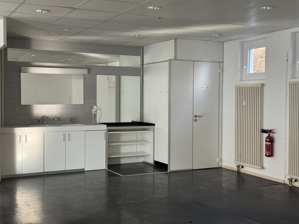 107m² shop