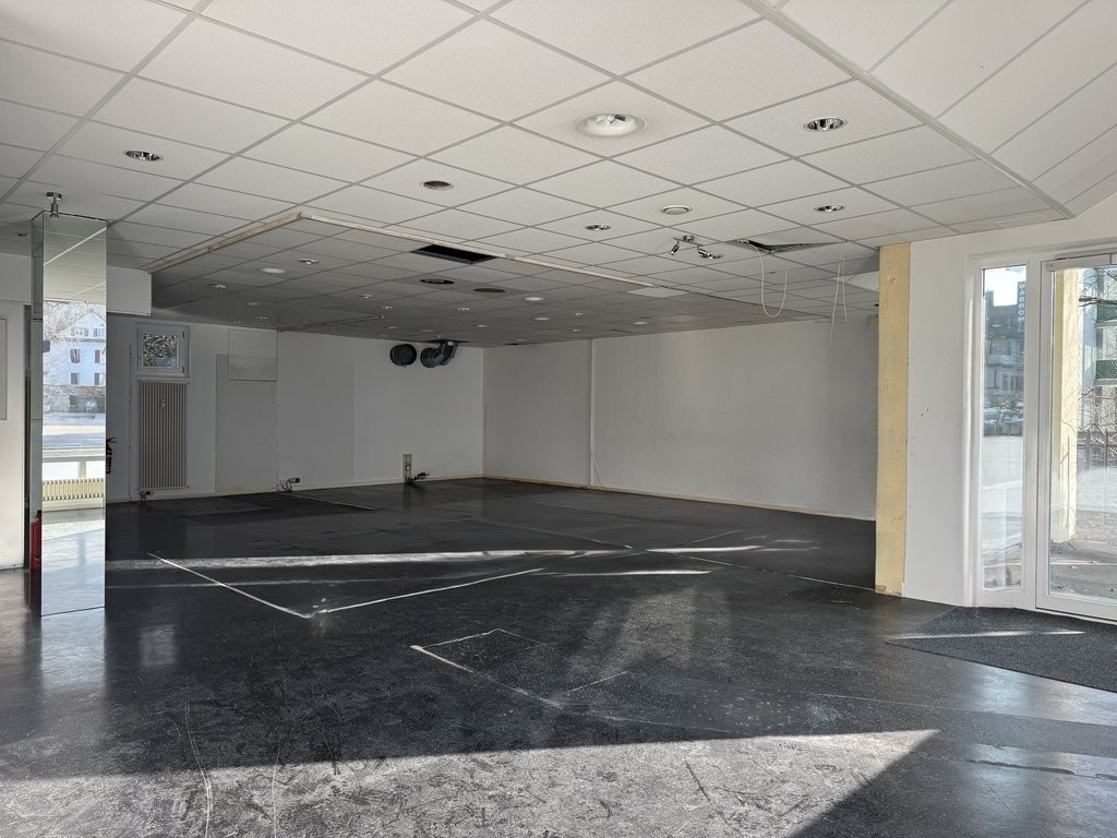 107m² shop