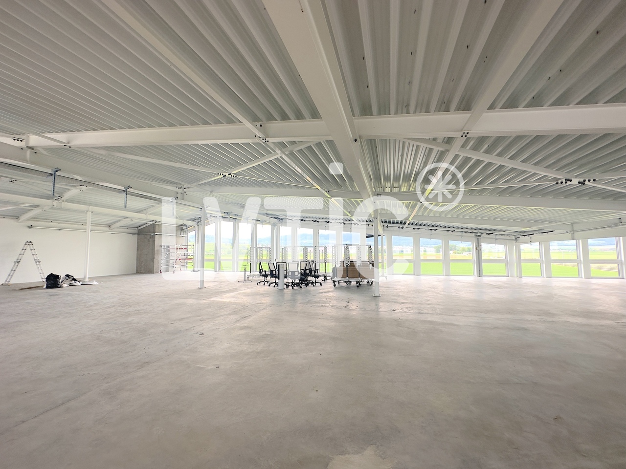 800m² office