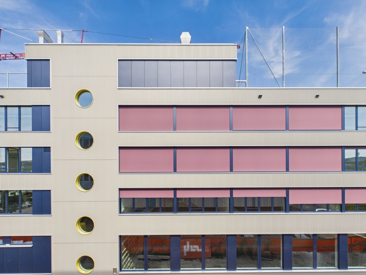 1537m² office