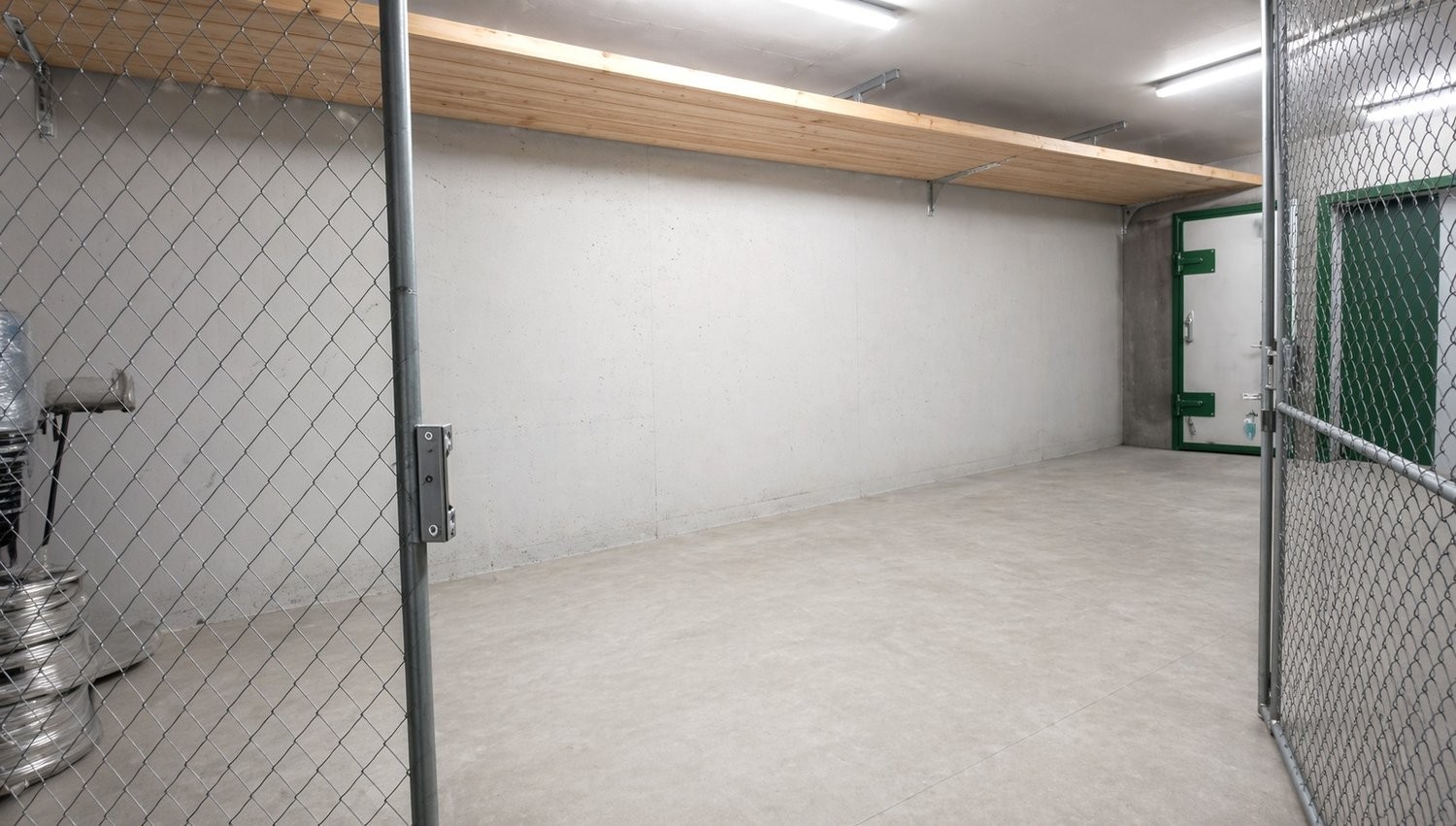 27m² storage room