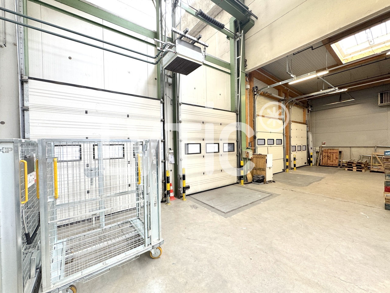 1200m² storage room