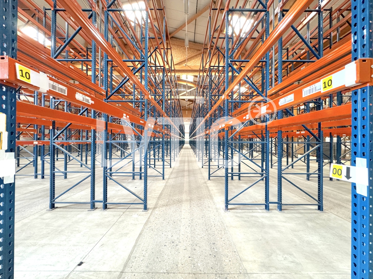 1200m² storage room