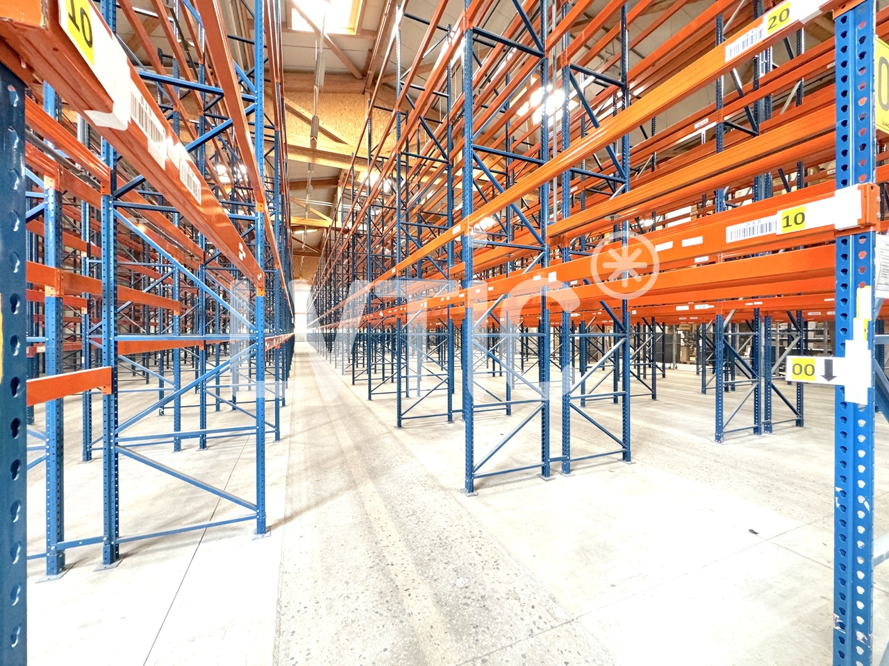 1200m² storage room