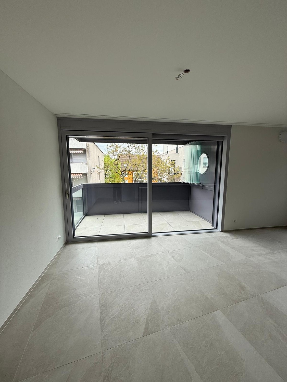 Appartement moderne de 2,5 pièces dans le quartier dynamique d'Altstetten – Construction neuve, entièrement équipé

Découvrez ce bel appartement dans l'un des quartiers les plus animés et pratiques de Zurich, idéalement situé entre Altstetten Bahnhof et Lindeplatz.

Construit en 2025, l'appartement 