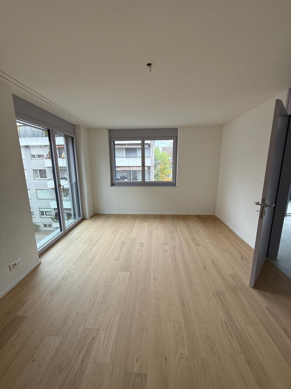Appartement moderne de 2,5 pièces dans le quartier dynamique d'Altstetten – Construction neuve, entièrement équipé

Découvrez ce bel appartement dans l'un des quartiers les plus animés et pratiques de Zurich, idéalement situé entre Altstetten Bahnhof et Lindeplatz.

Construit en 2025, l'appartement 