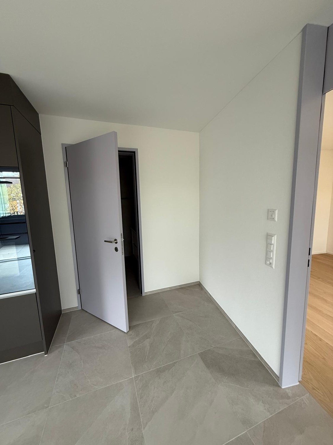 Appartement moderne de 2,5 pièces dans le quartier dynamique d'Altstetten – Construction neuve, entièrement équipé

Découvrez ce bel appartement dans l'un des quartiers les plus animés et pratiques de Zurich, idéalement situé entre Altstetten Bahnhof et Lindeplatz.

Construit en 2025, l'appartement 