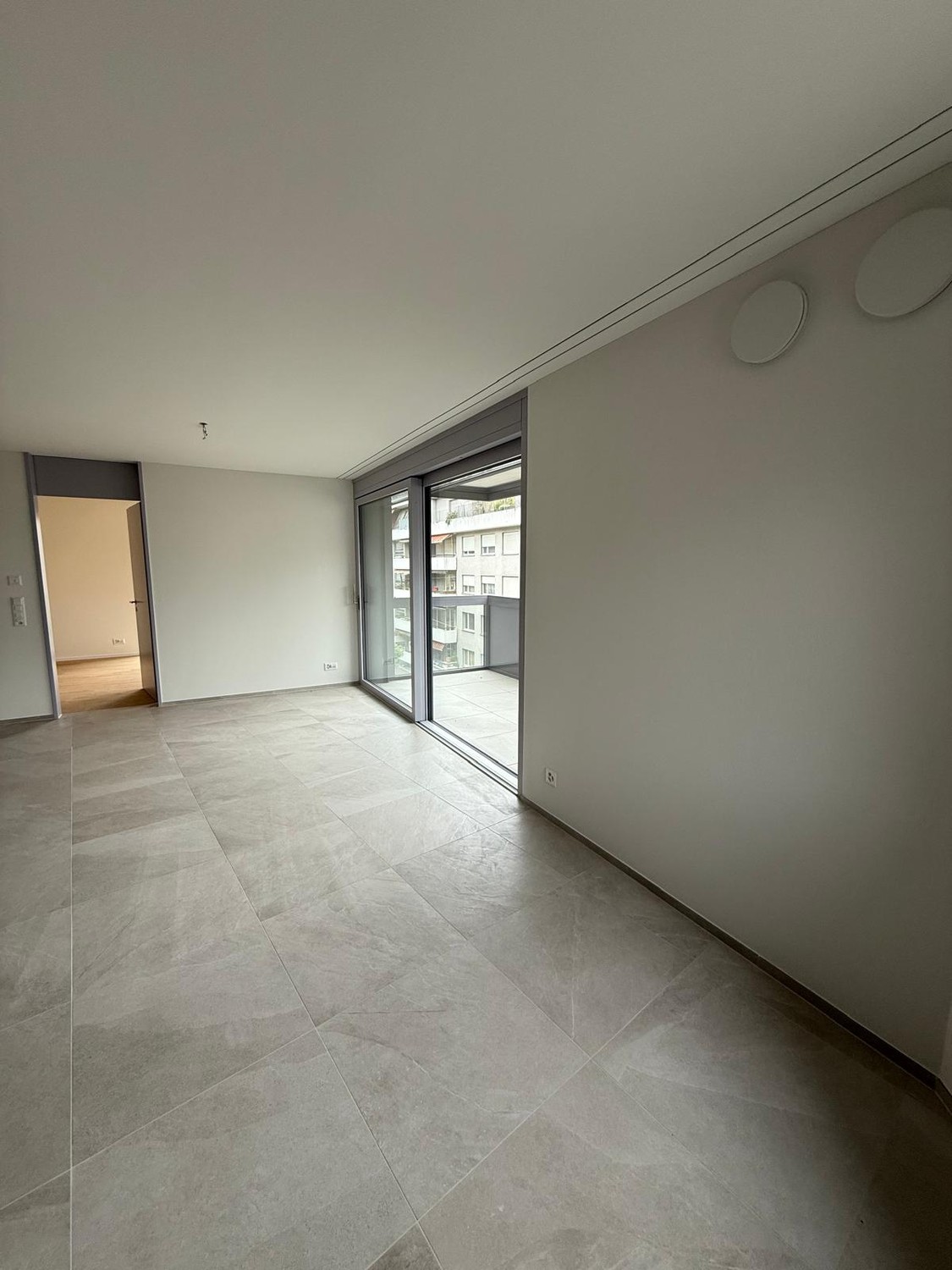 Appartement moderne de 2,5 pièces dans le quartier dynamique d'Altstetten – Construction neuve, entièrement équipé

Découvrez ce bel appartement dans l'un des quartiers les plus animés et pratiques de Zurich, idéalement situé entre Altstetten Bahnhof et Lindeplatz.

Construit en 2025, l'appartement 