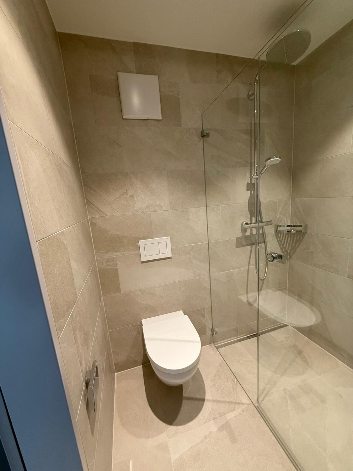 Appartement moderne de 2,5 pièces dans le quartier dynamique d'Altstetten – Construction neuve, entièrement équipé

Découvrez ce bel appartement dans l'un des quartiers les plus animés et pratiques de Zurich, idéalement situé entre Altstetten Bahnhof et Lindeplatz.

Construit en 2025, l'appartement 