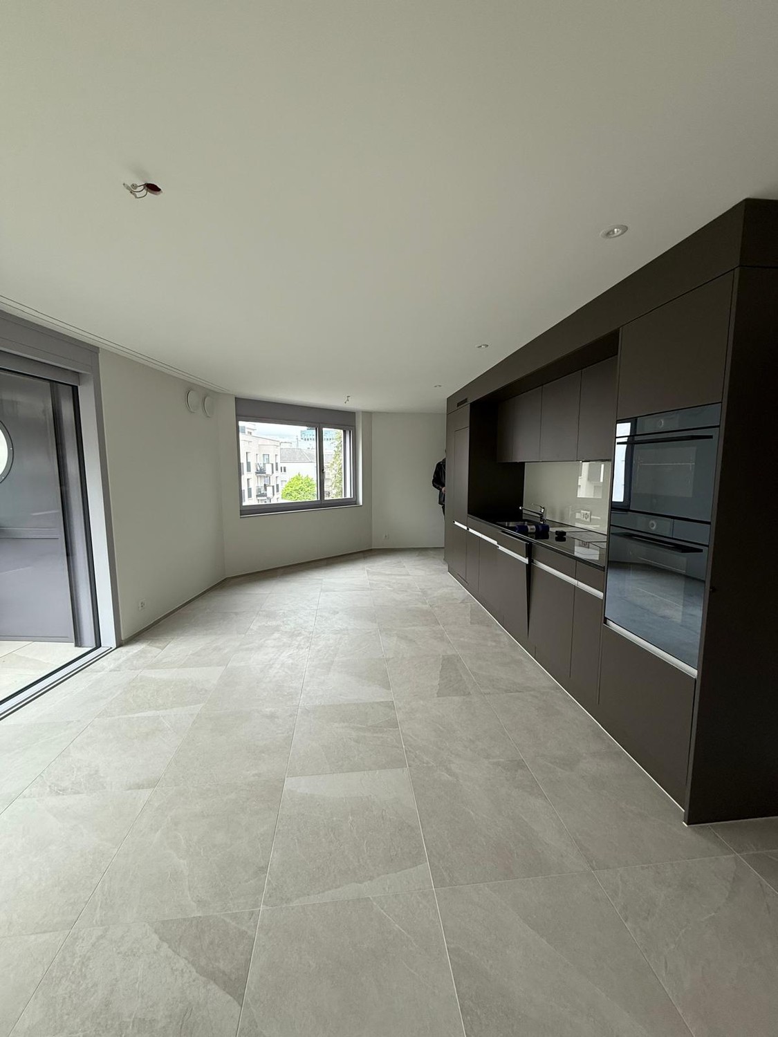 Appartement moderne de 2,5 pièces dans le quartier dynamique d'Altstetten – Construction neuve, entièrement équipé

Découvrez ce bel appartement dans l'un des quartiers les plus animés et pratiques de Zurich, idéalement situé entre Altstetten Bahnhof et Lindeplatz.

Construit en 2025, l'appartement 