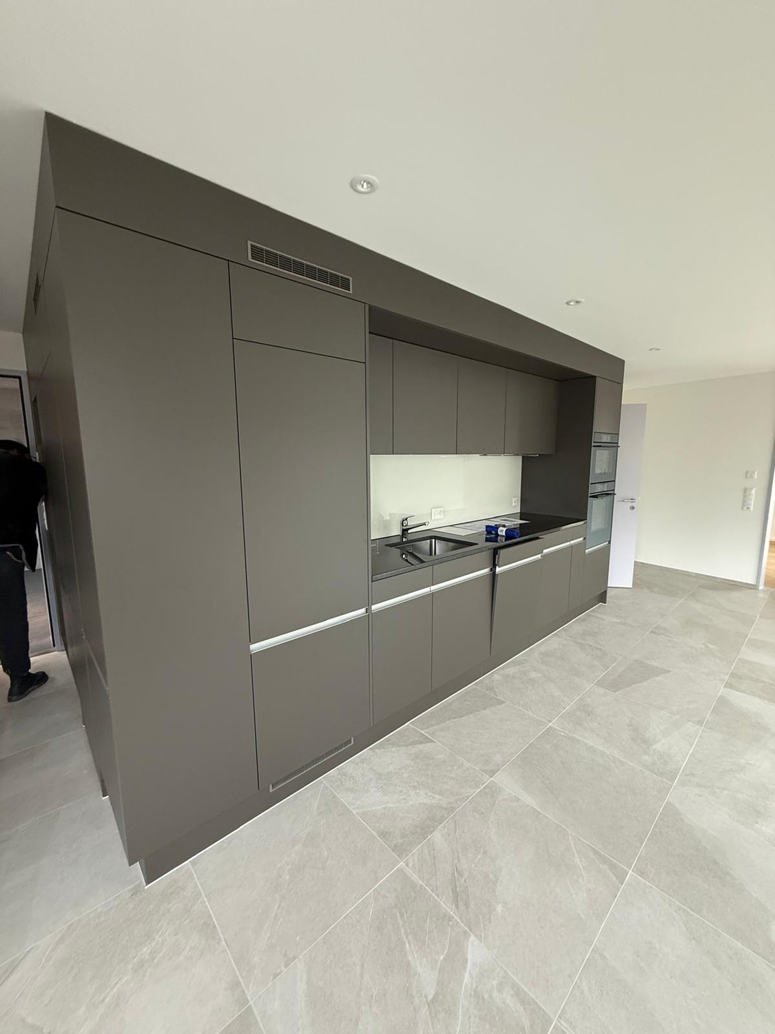 Appartement moderne de 2,5 pièces dans le quartier dynamique d'Altstetten – Construction neuve, entièrement équipé

Découvrez ce bel appartement dans l'un des quartiers les plus animés et pratiques de Zurich, idéalement situé entre Altstetten Bahnhof et Lindeplatz.

Construit en 2025, l'appartement 