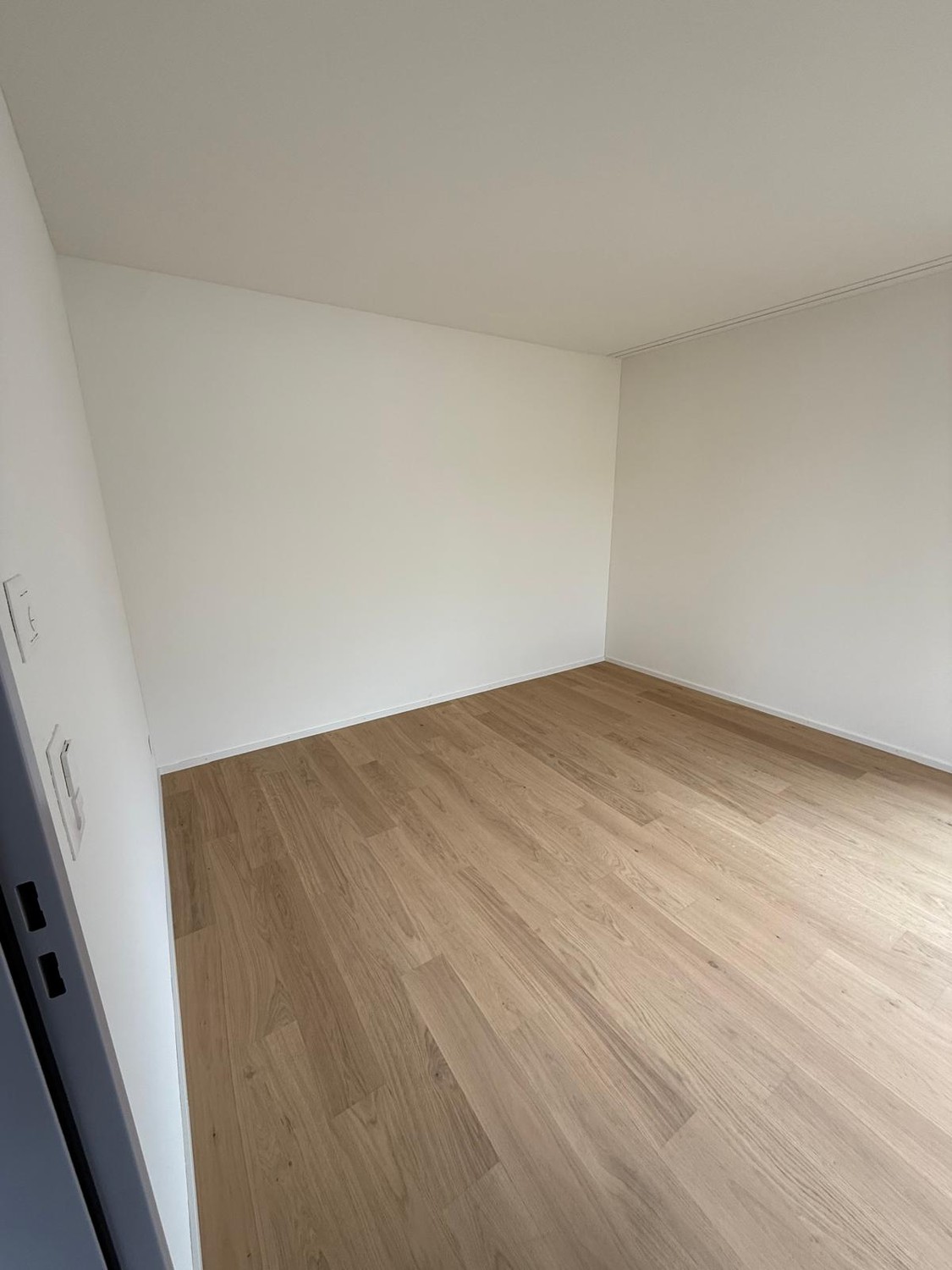Appartement moderne de 2,5 pièces dans le quartier dynamique d'Altstetten – Construction neuve, entièrement équipé

Découvrez ce bel appartement dans l'un des quartiers les plus animés et pratiques de Zurich, idéalement situé entre Altstetten Bahnhof et Lindeplatz.

Construit en 2025, l'appartement 