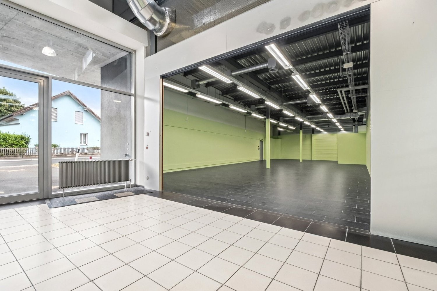 190m² shop