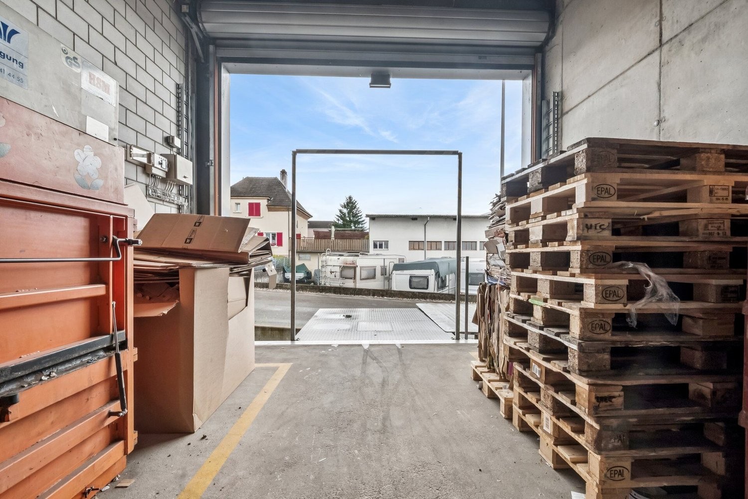 190m² shop