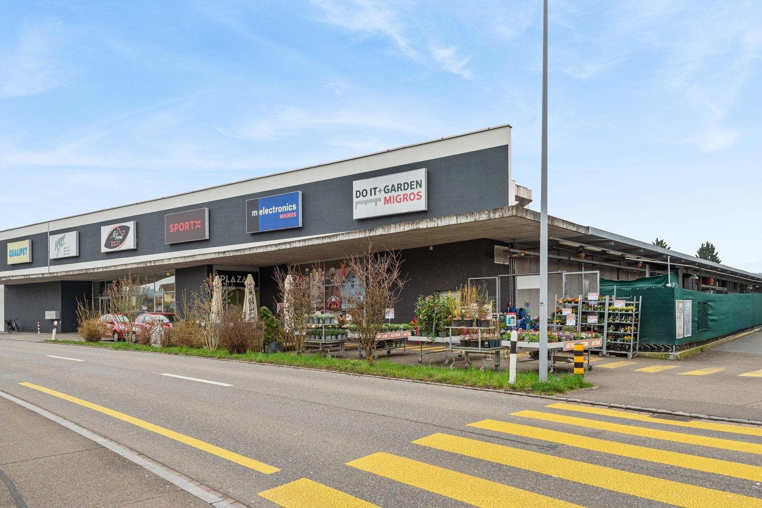 190m² shop