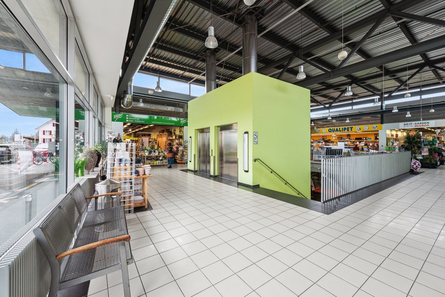 190m² shop