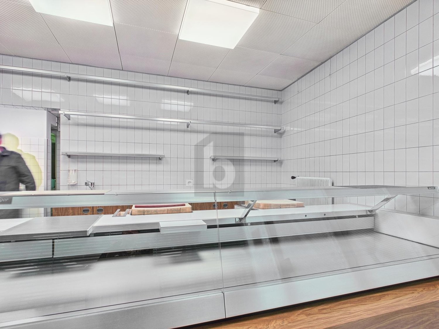 90m² shop