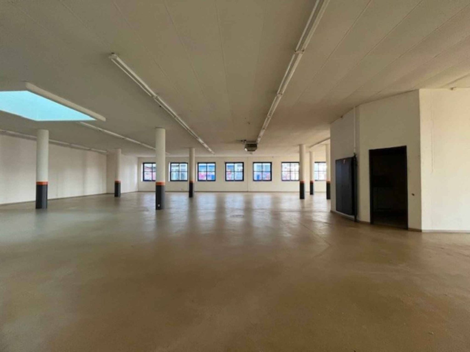 959m² arcade