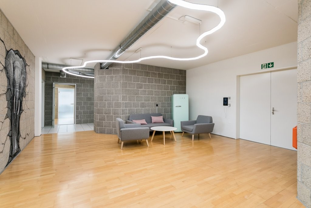 332m² office