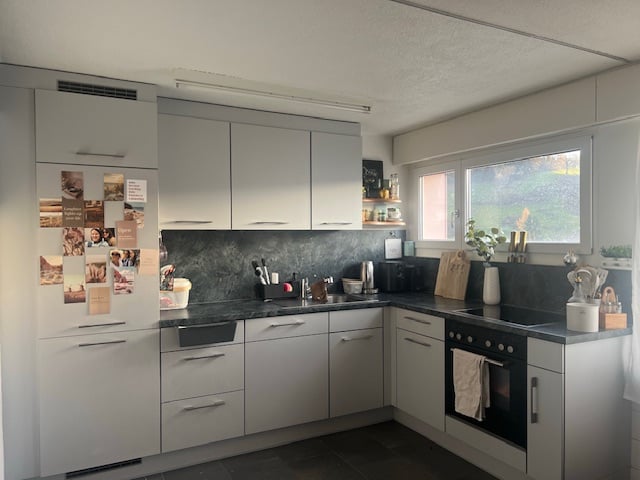 Appartement de 3 pièces

- Quartier résidentiel calme 

- Place de parc extérieure CHF 50.-- 

Nous nous réjouissons de votre appel.
