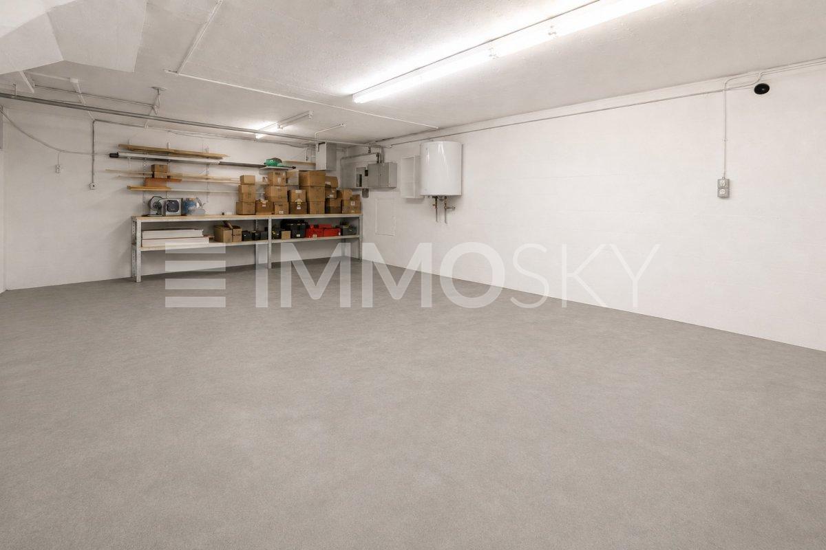 287m² shop