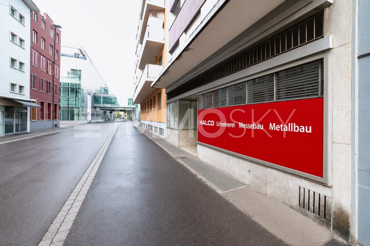 287m² shop