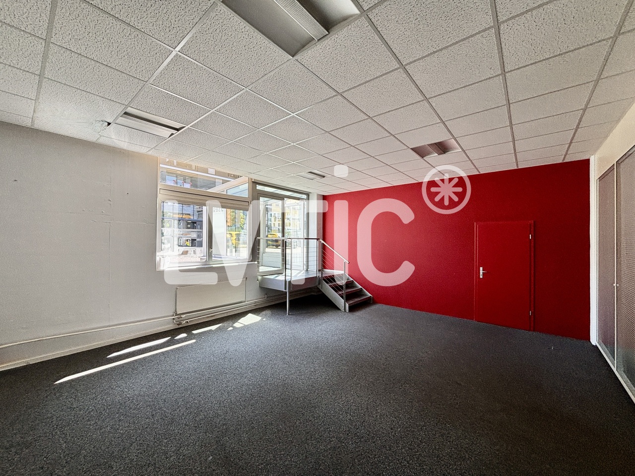 750m² storage room