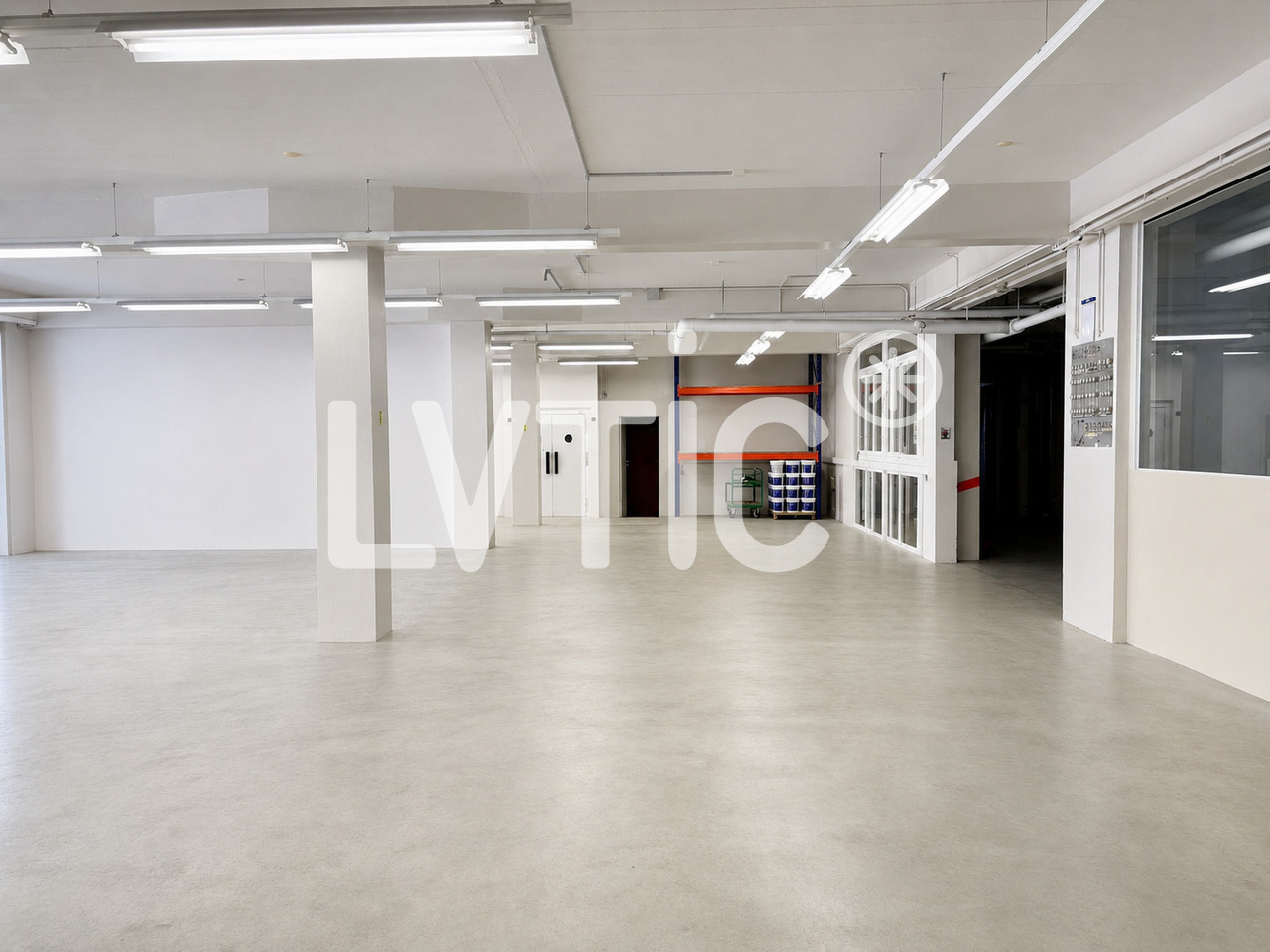 750m² storage room