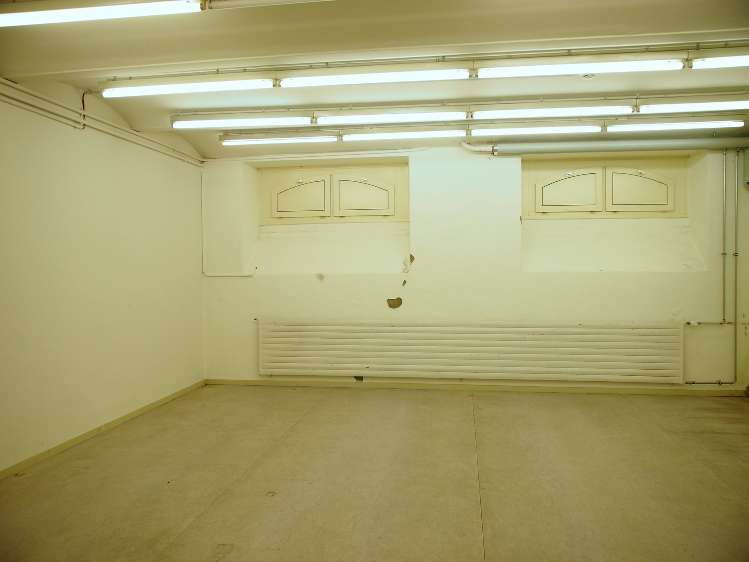 25m² storage room