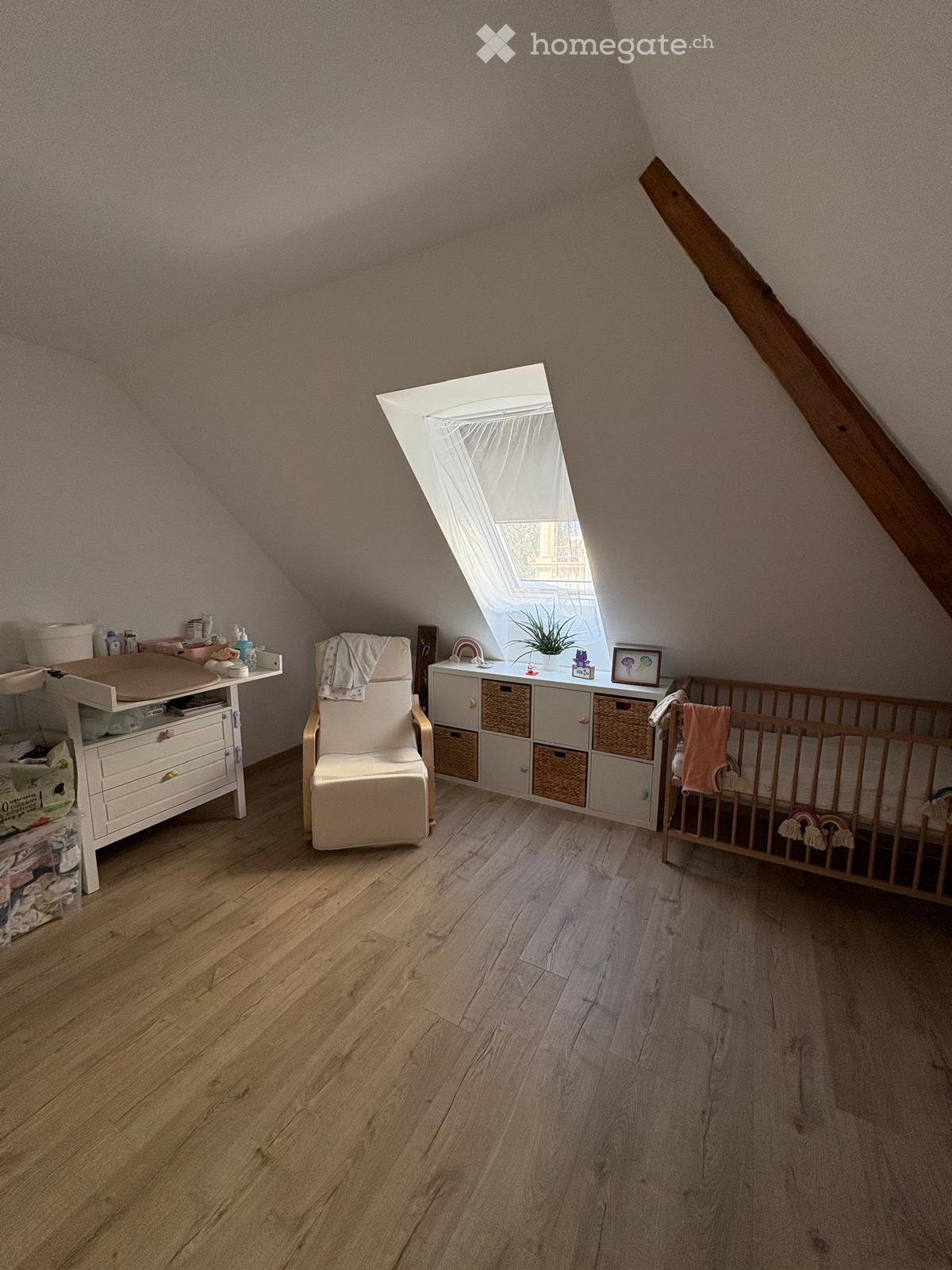 Appartamento di 3 ½ locali

Situato idealmente nel pieno centro di Yverdon-les-Bains, questo luminoso appartamento di 3,5 locali di 77 m² offre un ambiente di vita piacevole, nelle immediate vicinanze di negozi, trasporti pubblici e di tutti i servizi.

L'appartamento beneficia di una bella luminosi