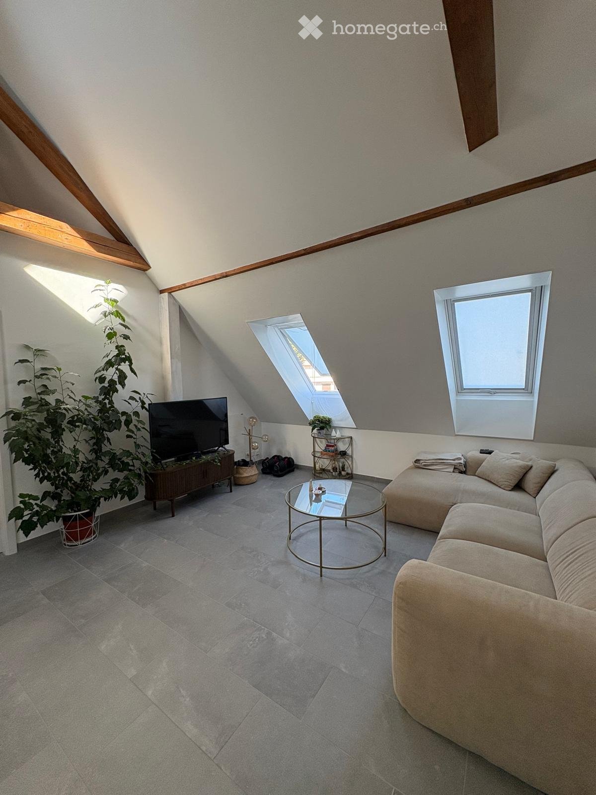 Appartamento di 3 ½ locali

Situato idealmente nel pieno centro di Yverdon-les-Bains, questo luminoso appartamento di 3,5 locali di 77 m² offre un ambiente di vita piacevole, nelle immediate vicinanze di negozi, trasporti pubblici e di tutti i servizi.

L'appartamento beneficia di una bella luminosi