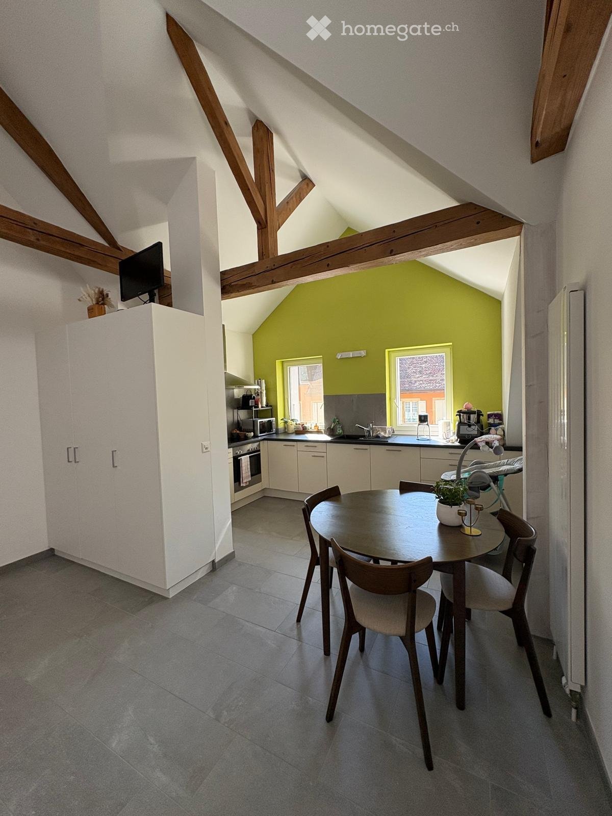 Appartamento di 3 ½ locali

Situato idealmente nel pieno centro di Yverdon-les-Bains, questo luminoso appartamento di 3,5 locali di 77 m² offre un ambiente di vita piacevole, nelle immediate vicinanze di negozi, trasporti pubblici e di tutti i servizi.

L'appartamento beneficia di una bella luminosi